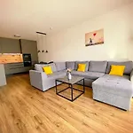 Apartman Albere Modern - Old Town, King Bed & Balcony *